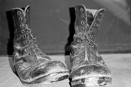 Мусульманам разрешили безнаказанно кидаться обувью