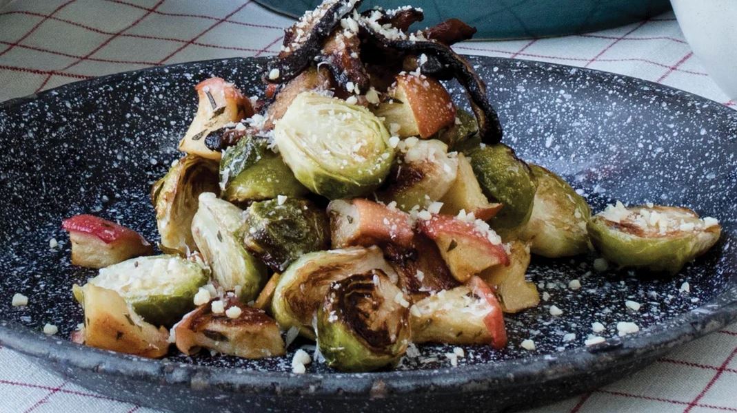 Запеченная брюссельская капуста с яблоками и шиитаке 