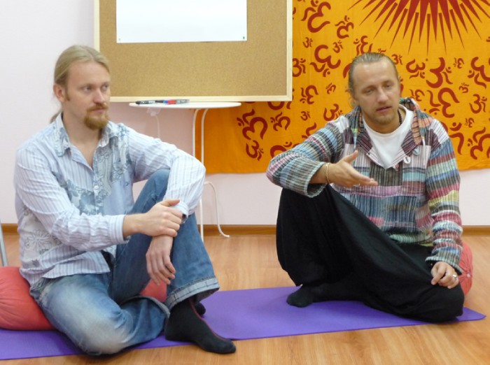 Олег и Дмитрий раскрывают смысл знаков, которые отражены на наших ладонях
