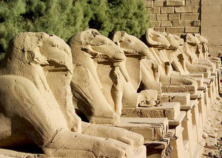 В Аллее сфинксов раскопан храм и нилометр