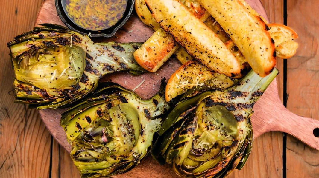 Артишоки на гриле с соусом и хлебцами