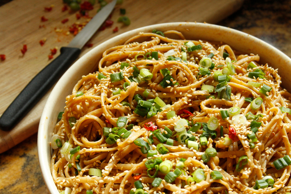 Лапша с кунжутом и арахисом 