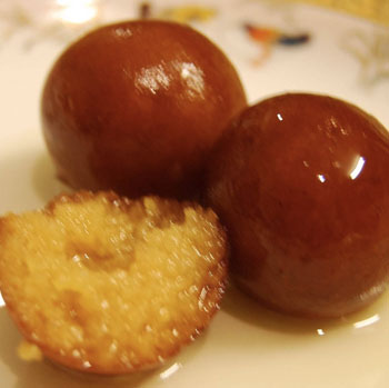 Гулаб-джамун (шарики из сухого молока в сладком сиропе)