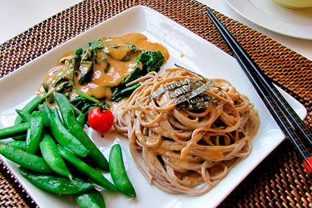 1 июня. Мастер-класс: пирожки в рисовом листе и соба-лапша с овощами