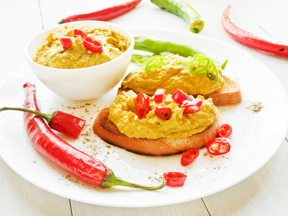Брускетта с пастой из белой фасоли, соусом чатни и бальзамической глазурью