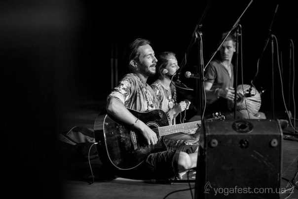 18 октября : «Музыка радости». Программа совместного воспевания мантр Андрея Омкара и Алексины