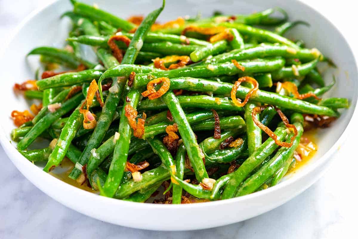 Зеленая фасоль с грецкими орехами и хрустящим луком-шаллотом