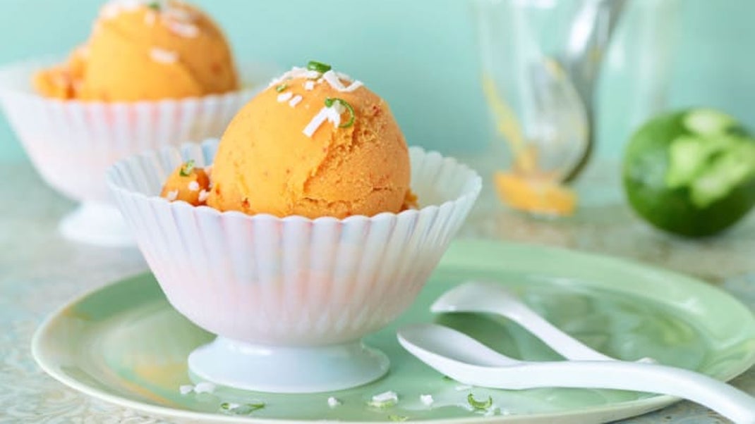 Манговое мороженое с кокосом и лаймом 