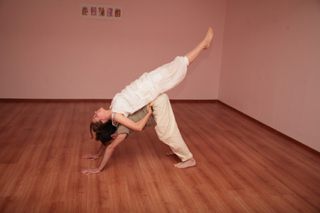 Приглашаем на урок парной йоги!