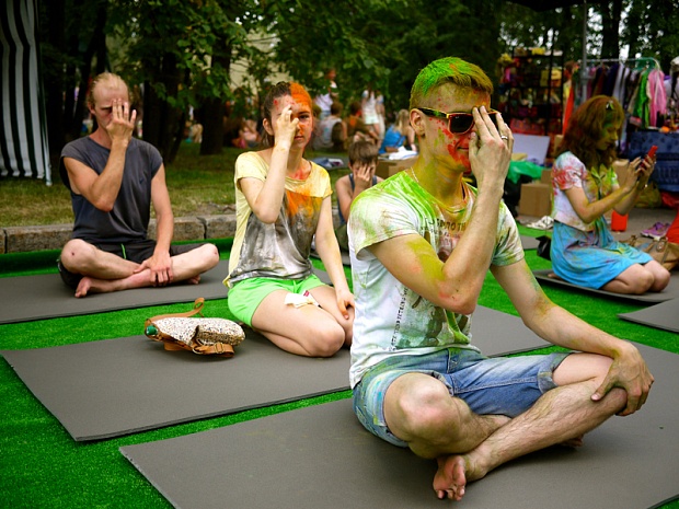 Центр I-Yoga на празднике красок Холи в Лужниках!